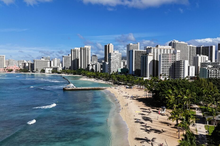 Hotels by the sandy beaches of honolulu