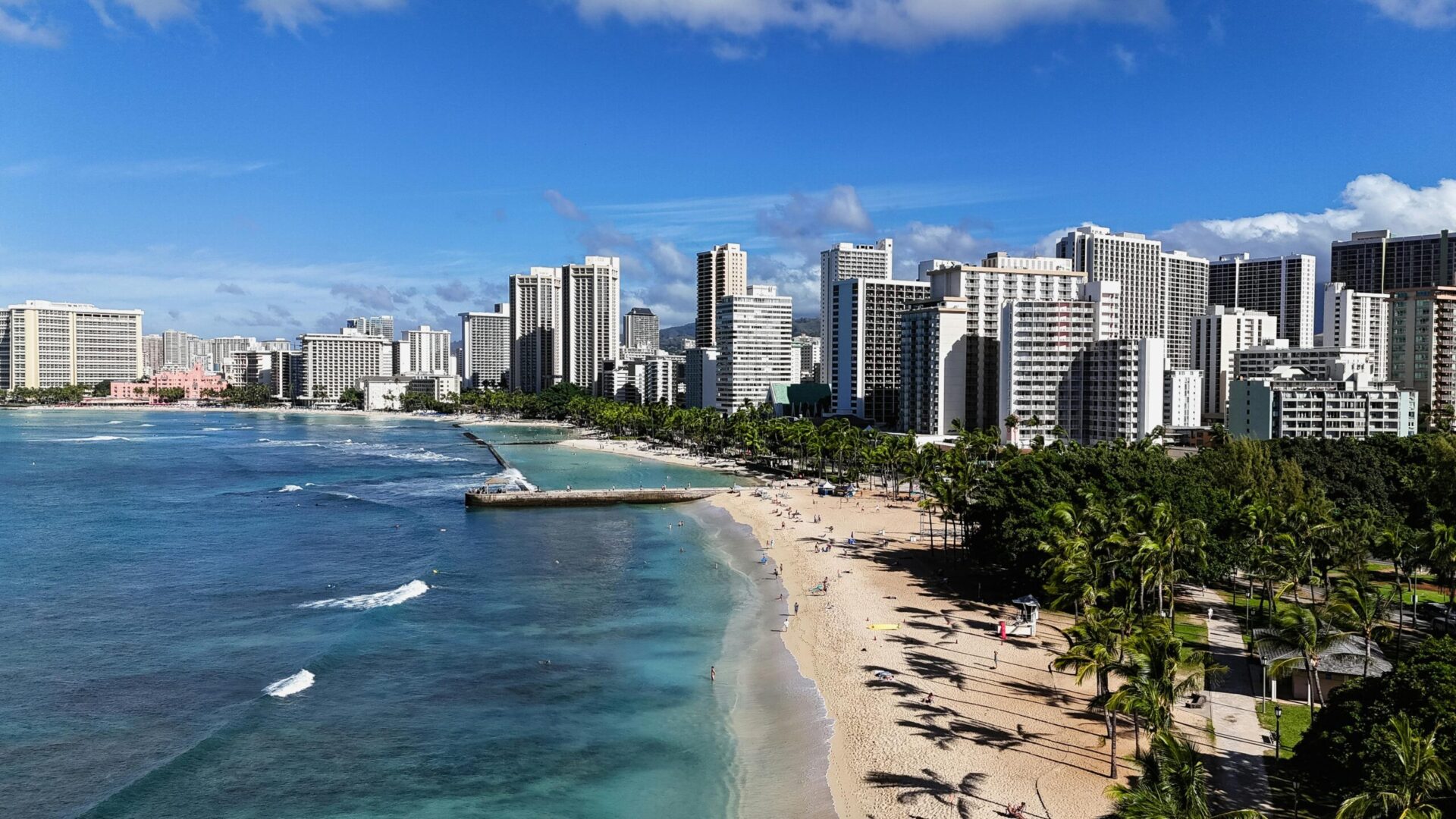 Hotels by the sandy beaches of honolulu