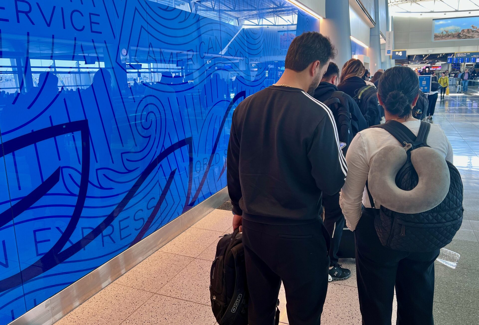 Line to get into the Las Vegas (LAS) Centurion Lounge.